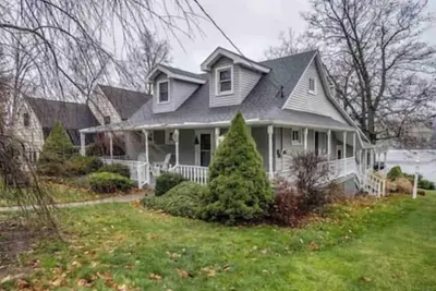 Image de Gorgeous East Waneta Lake Cottage!