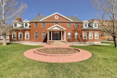 Image de Spacious Hildale House w/ Large Deck!