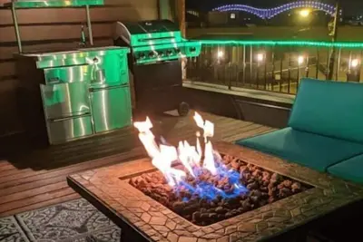 Image de Steps 2 Nightlife Rooftop Deck View Private Garage