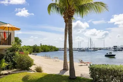 Image de Paradise Found! 3 Bd townhome in Beachfront Executive Bay Club in Islamorada, Fl