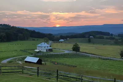 Image de Farmhouse with Mountain Views