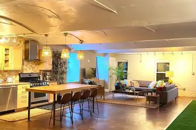 Image de Stunning Bungalo-style Loft in Albany's Warehouse District!