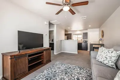 Cheerful New 1 Bed 1 Bath Home-Centrally Located