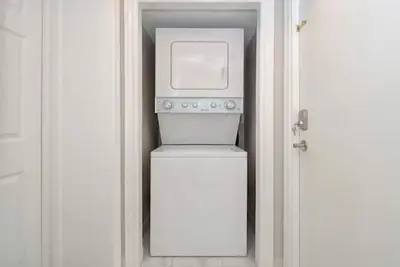 Image de Modern Downtown Cozy Apartment.