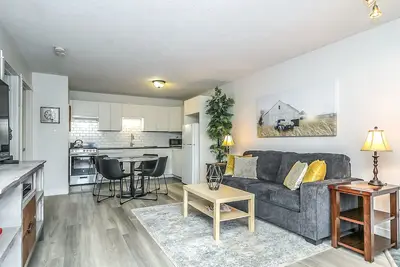 Image de K's Cozy Condo -Mins. to Beach, Trails, Shops, Ski
