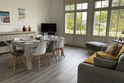 Image de Grand appartement avec Wifi rénové en plein centre et à 20m de la grande plage, 3 chambres, 8. . .