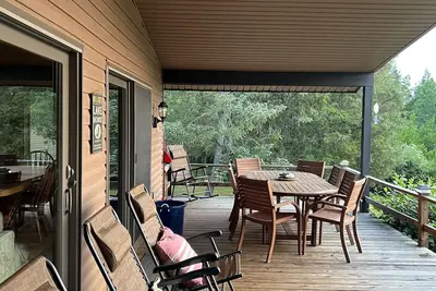 Image de Seneca Lake View Retreat sits secluded on a 2 acre lot.