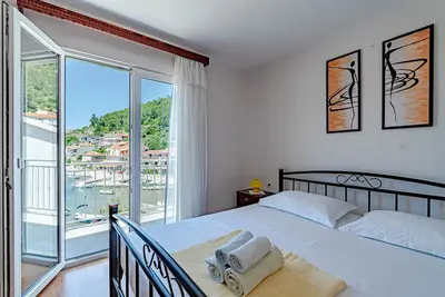 Image de Appartement de deux chambres avec la terrasse et la vue sur le mer Grscica, Korcula (A-20976-b)