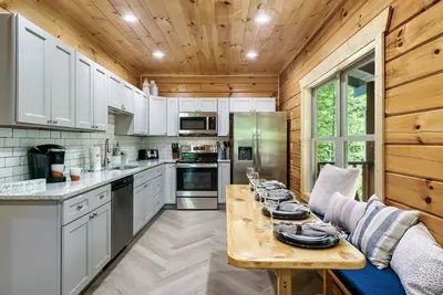 Image de Modern cabin with heated pool, hot tub & arcade in a private & central location!