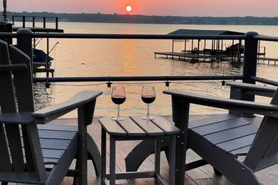 Image de Luxurious, Tranquil, 4br Lakefront Villa