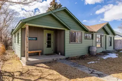 Image de Happy Bison House - Walking Distance to Downtown; sleeps 8!