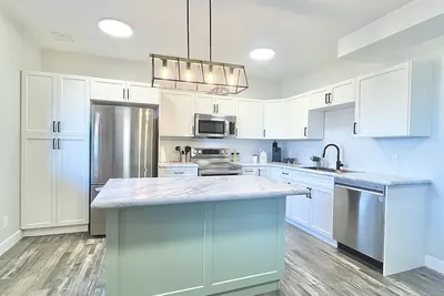 Image de Brand new City view suite!