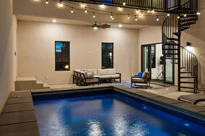 Image de \"The Icarus” offers a blend of adventure & comfort, with the added luxury of a private courtyard!