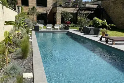 Image de Gîte climatisé de 6 personnes : terrasse jardin piscine chauffée à 10 km de Lyon