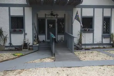 Image de Old World Charm. Minutes to the beach and  Canal Street in New Smryna Beach