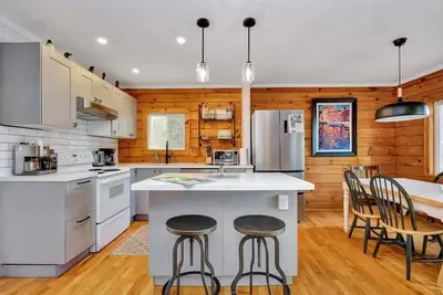 Image de Secluded and beautiful wooded waterfront retreat