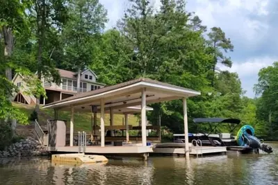 Image de Stoney Creek: Luxury home with Wifi, 2 kayaks, firepit, screened in porch, large dock