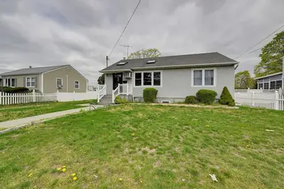 Image de North Babylon Home, Near Belmont Lake State Park!