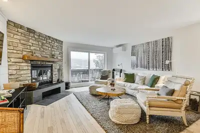 Image de Spacious 2 Bdr with Lake & Mountain Views!