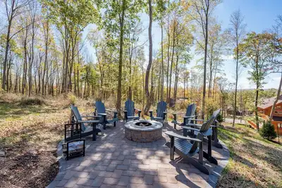 Image de Elegant Mountain Cabin w/ Hot Tub & Pool Table