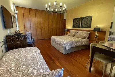 Image de Villa with swimming pool surrounded by greenery in a panoramic location