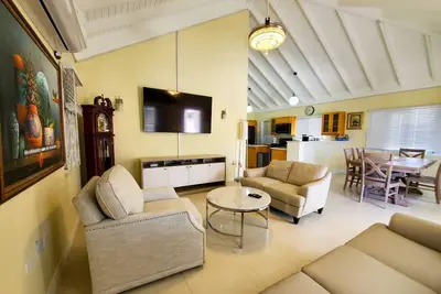 Image de “Luxury Villa in Richmond Estate:  A/C Bedrooms & Stunning Infinity Pool”