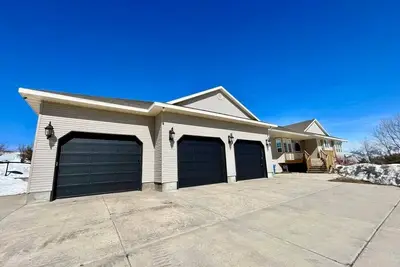 Image de Vast Family Home- Views, pool table, private!