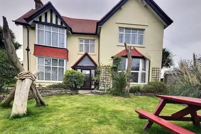 Image de Large House in an Ideal Location for Families. 5 min to the Beach