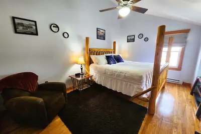 Image de Lakeshore Loft - Spacious Apartment, Walking Distance to Private Beach Access