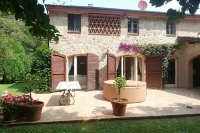 Image de Magnifique Villa à Camaiore, A/C, calme, jacuzzi, village à distance de marche