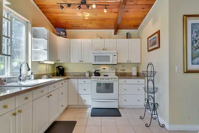 Image de 12 Mi to Portland: Aloha Home w/ Private Backyard