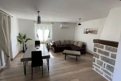 Image de belle maison rénovée avec jardin, à 500m du centre village