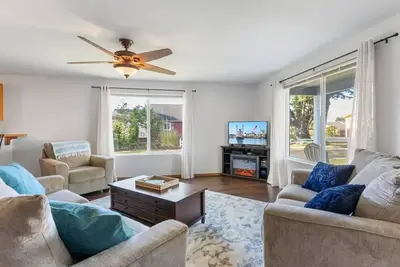 Image de Large cottage on corner lot w/ fenced yard. Central location. Kid & Pet friendly