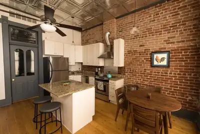 Image de Sunny Downtown Condo above the Coffee Shop