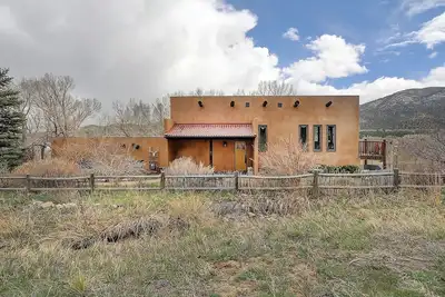 Image de Our sunny, solar-powered home is located on the biking path that leads to Salida’s quaint downtown. The house has a rural feel and fantastic panoramic views, but is just 1. 5 miles from all the restaurants, galleries, shops, and parks of Salida.