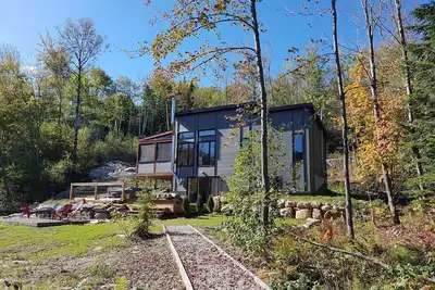 Image de Le HÉRON : Bord de lac (quai privé + 2 kayaks), Bbq, foyer et spa privé.