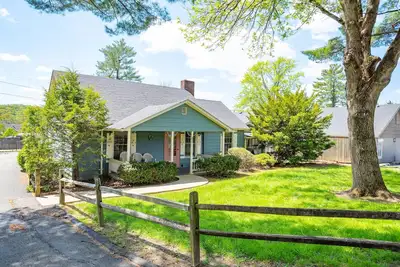 Image de Quaint 3-bedroom cottage in Nashville, shopping, and dining! Pet-friendly!