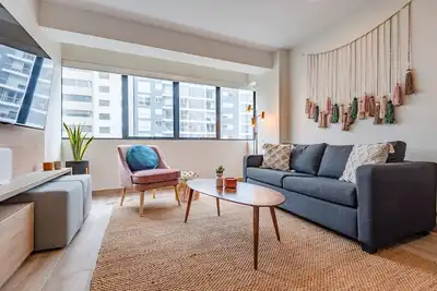 Bright & beautiful 2b condo in heart of Miraflores