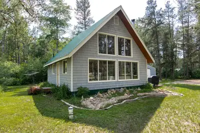 Image de Pineridge Point Cabin - Unwind in the hot tub or get Cozy Next to the Woodstove