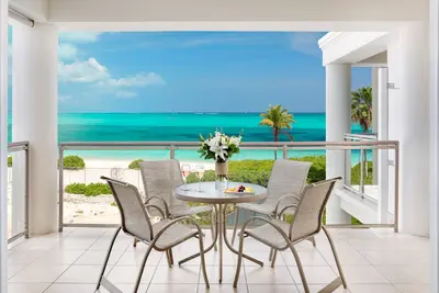 Image de Ocean Front Grace Bay top floor! Coral Gardens Sleeps 6-8 people