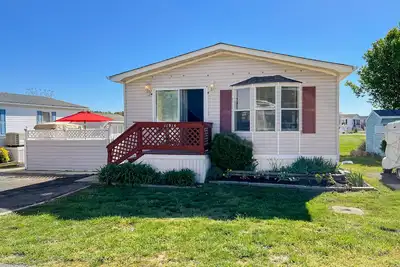 Image de Comfortable home with tennis court, jetted tub, pool, W/D, patio, & full kitchen