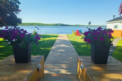 Image de Waterfront Cottage with Panoramic Lake View and Great Privacy