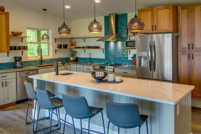 Image de Modern Fairview Retreat: Spacious Deck + Mtn View!