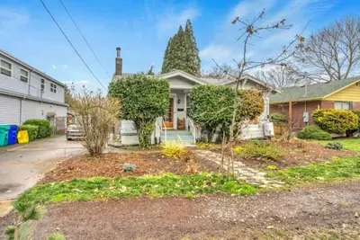 Image de 2Bd Bungalow with backyard sauna, by Alberta Arts
