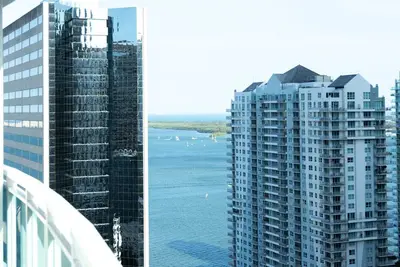 Image de Bright Brickell Condo + Pool + Gym + Free Parking!