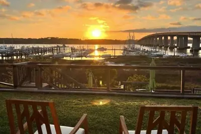 Image de High Tides & Positive Vibes 3br Riverfront Cottage