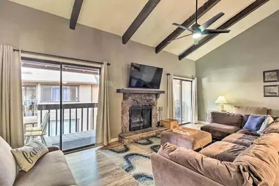 Image de Centrally Located Apt w/ Fireplace & Balcony!