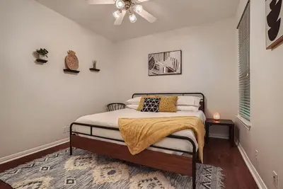 Image de Business Friendly Central Austin 3/2 Townhome w/ Pool!