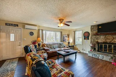 Image de Whittier Vacation Rental Cabin w/ Private Hot Tub
