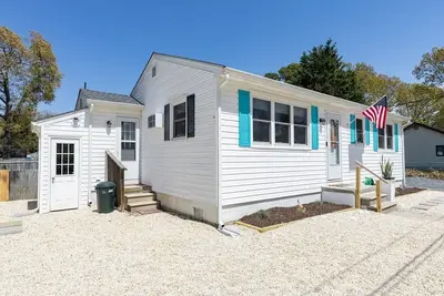 Image de Fully renovated and newly furnished. 1. 5 Block to Beach.